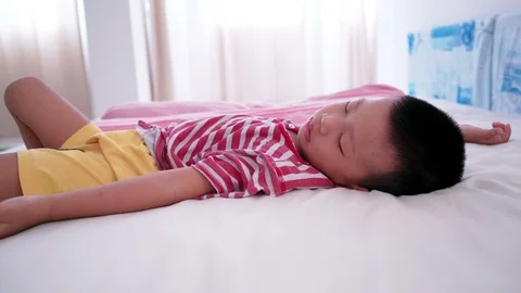 Boy sleeping on bed Vidéo 98118782