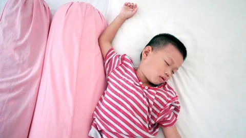 Boy sleeping on bed Vidéo 98118809