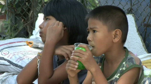 Boy In The Slums Eats Green Ice 스톡 동영상 791112