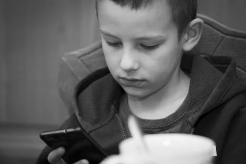 Boy with smartphone Stock-Fotos