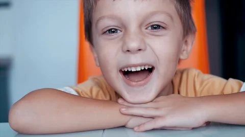 The boy smiles and laughs 스톡 동영상 61323442