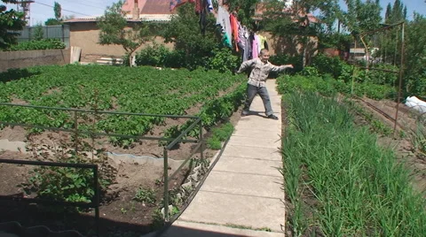 The boy squats, jumps and dances Vídeos de archivo 44750189