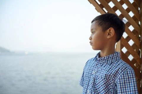 The boy stand at the waterside  overlooking view at Bang Phra reservoir chonb Stock Photos