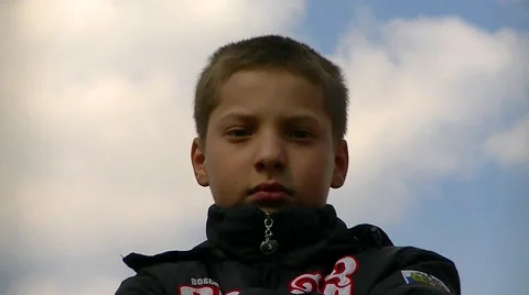 Boy stands in the background of the sky and looks into the distance 库存影片 62476839