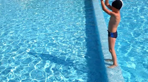 Boy stood on parapet prepared and jumped into the water 스톡 동영상 5295838