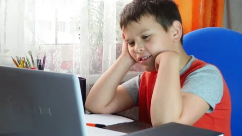 Boy studies at the computer remote education, do homework, learning online Vidéo 141467840