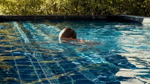 Boy swimming in pool Stock-Footage 111749334