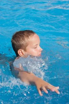 Boy in swimming pool Foto stock