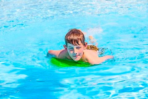 Boy swimming in the pool Foto stock