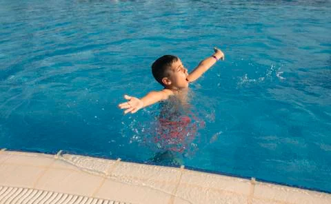 Boy in the swimming pool Foto stock
