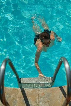 A boy swims in the pool Fotos de archivo