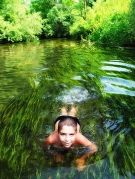 Boy swims in the river. Foto stock