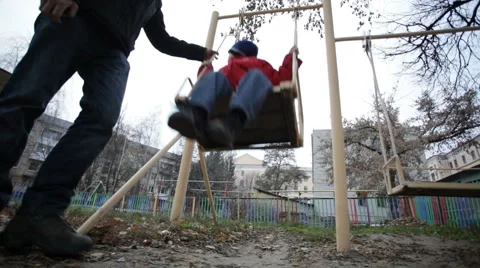 Boy on  swing Vídeo Stock 982909
