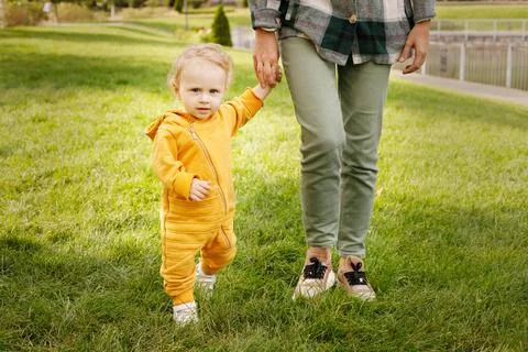 The boy takes the first steps in the park for a walk Foto stock