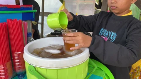 Boy is taking iced tea 库存影片 219480340