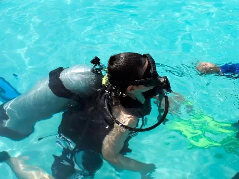 A boy taking scuba diving lessons in the caribbean resort. Foto stock