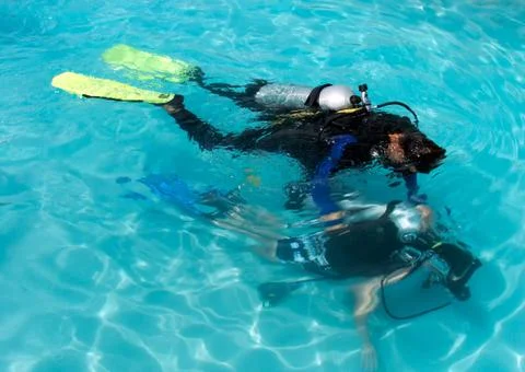 A boy taking scuba diving lessons in the caribbean resort. Foto stock