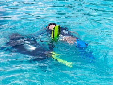 A boy taking scuba diving lessons in the caribbean resort. Foto stock