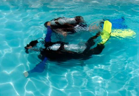 A boy taking scuba diving lessons in the caribbean resort. Foto stock