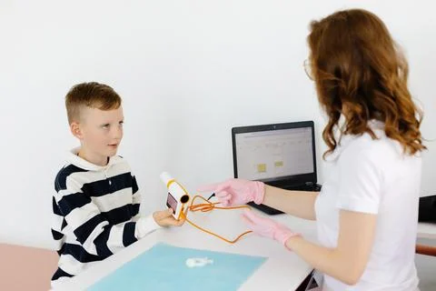 Boy testing breathing function by spirometry in doctors office. Diagnosis o.. Stock-Fotos