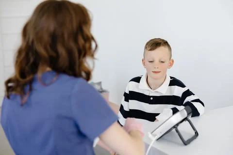 Boy testing breathing function by spirometry in doctors office. Diagnosis o.. Stock-Fotos