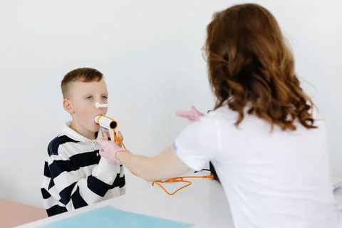 Boy testing breathing function by spirometry in doctors office. Diagnosis o.. Stock-Fotos