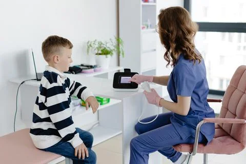 Boy testing breathing function by spirometry in doctors office. Diagnosis o.. Stock-Fotos