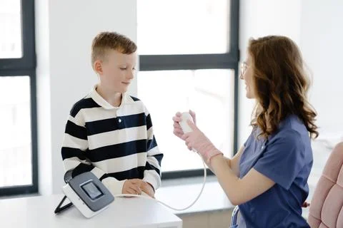 Boy testing breathing function by spirometry in doctors office. Diagnosis o.. Stock-Fotos
