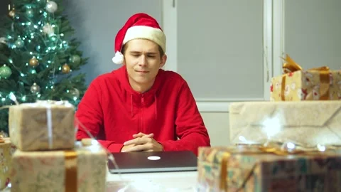 Boy thinks what to write to Santa.guy comes up with an idea for the new year Vidéo 164360129