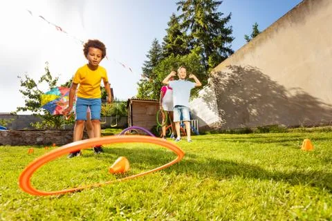 Boy throw hula rings aiming to target cone Foto stock