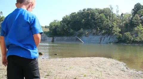 Boy throwing rocks 動画素材 11839371