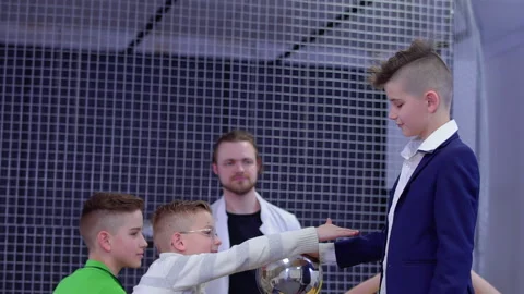 Boy touch to van de graaff generator exploring electrostatic voltage on himself Stock Footage 89139875