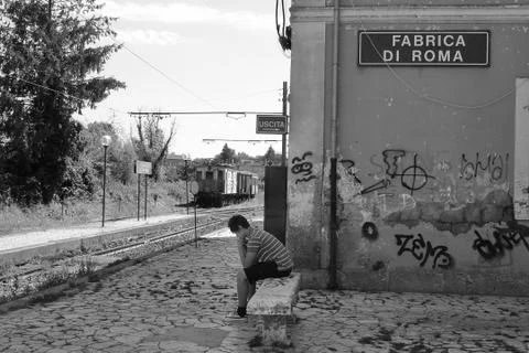 Boy on the train station bench Foto stock
