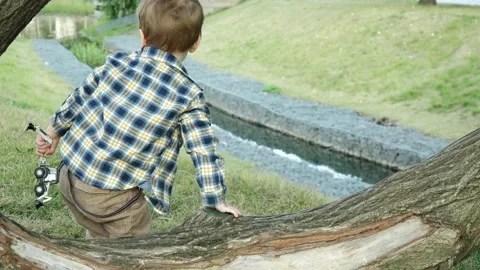 Boy on tree branch 스톡 동영상 138685333