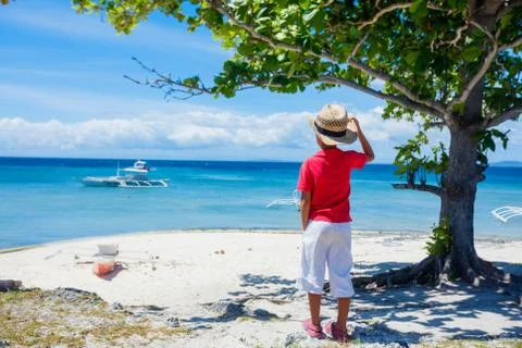 Boy on the tropical beach Stock-Fotos
