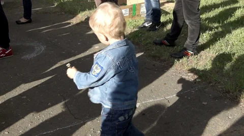 Boy turns around its axis in a summer day Video stock 39840538