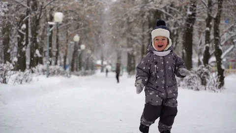 Boy of two years walks in the park in winter. Stock-Footage 84747230
