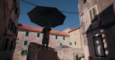 Boy With Umbrella Statue in Sibenik Video stock 336491916