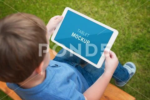 Boy use tablet with isolated white screen for mockup PSD 模板