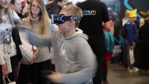 Boy uses virtual reality game development kit, virtual reality glasses 스톡 동영상 72288213
