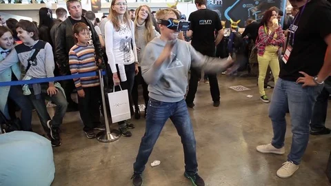 Boy uses virtual reality game development kit, virtual reality glasses 스톡 동영상 80897684