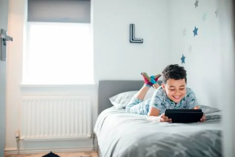 Boy Using Digital Tablet in the Morning Stockfoto's