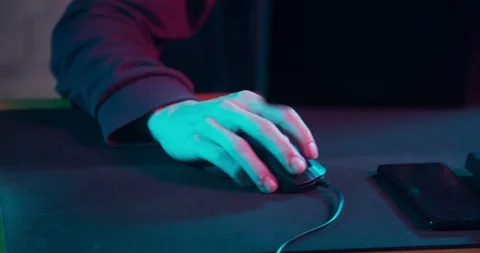 Boy is using mouse to play video games 库存影片 104202792