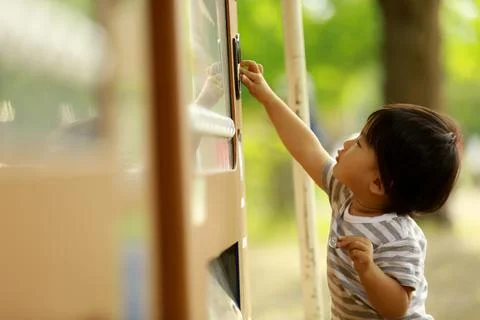 Boy using vending machine Foto stock