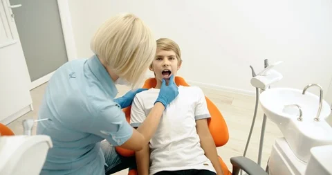 Boy Visiting Dentist for Checkup 動画素材 116624907