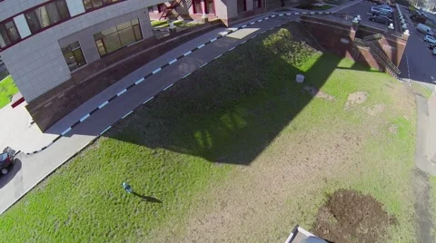 Boy walks by grassplot and girl lies on car roof with binocular Vidéo 42752365