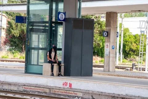 Boy on the wall waiting for the train Foto stock