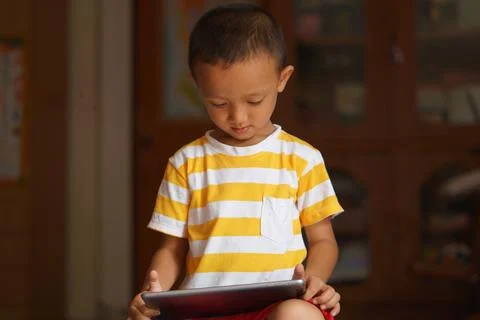 Boy watching video on computer Stockfoto's