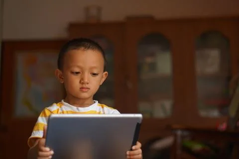 Boy watching video on computer Stockfoto's