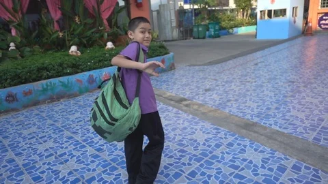 Boy wave hand going to school slow motion HD Stockbeeldmateriaal 86171117